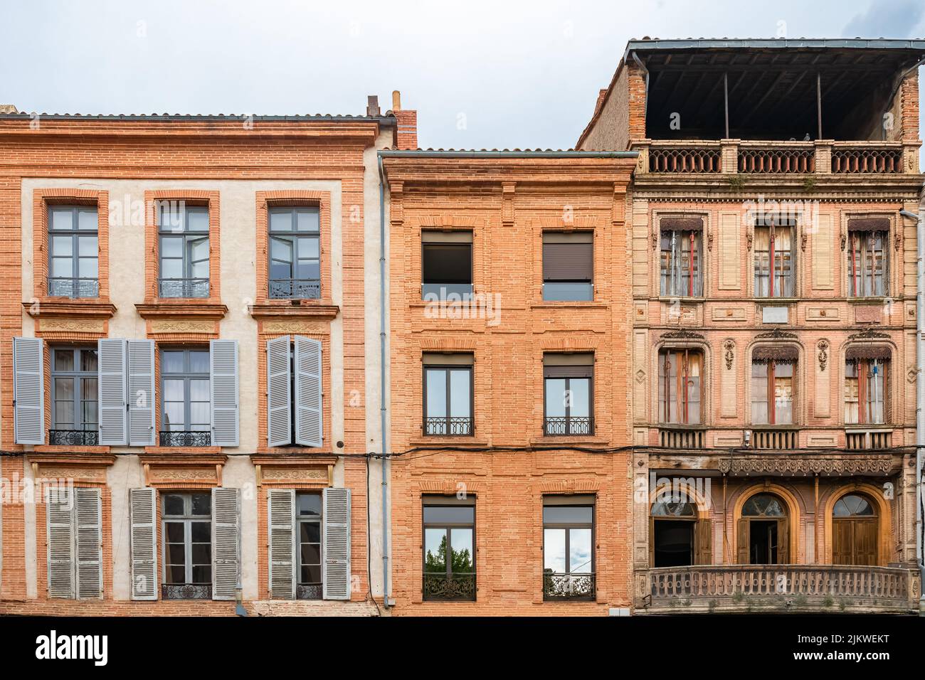 Montauban, bella città francese nel sud, vecchie case colorate Foto Stock