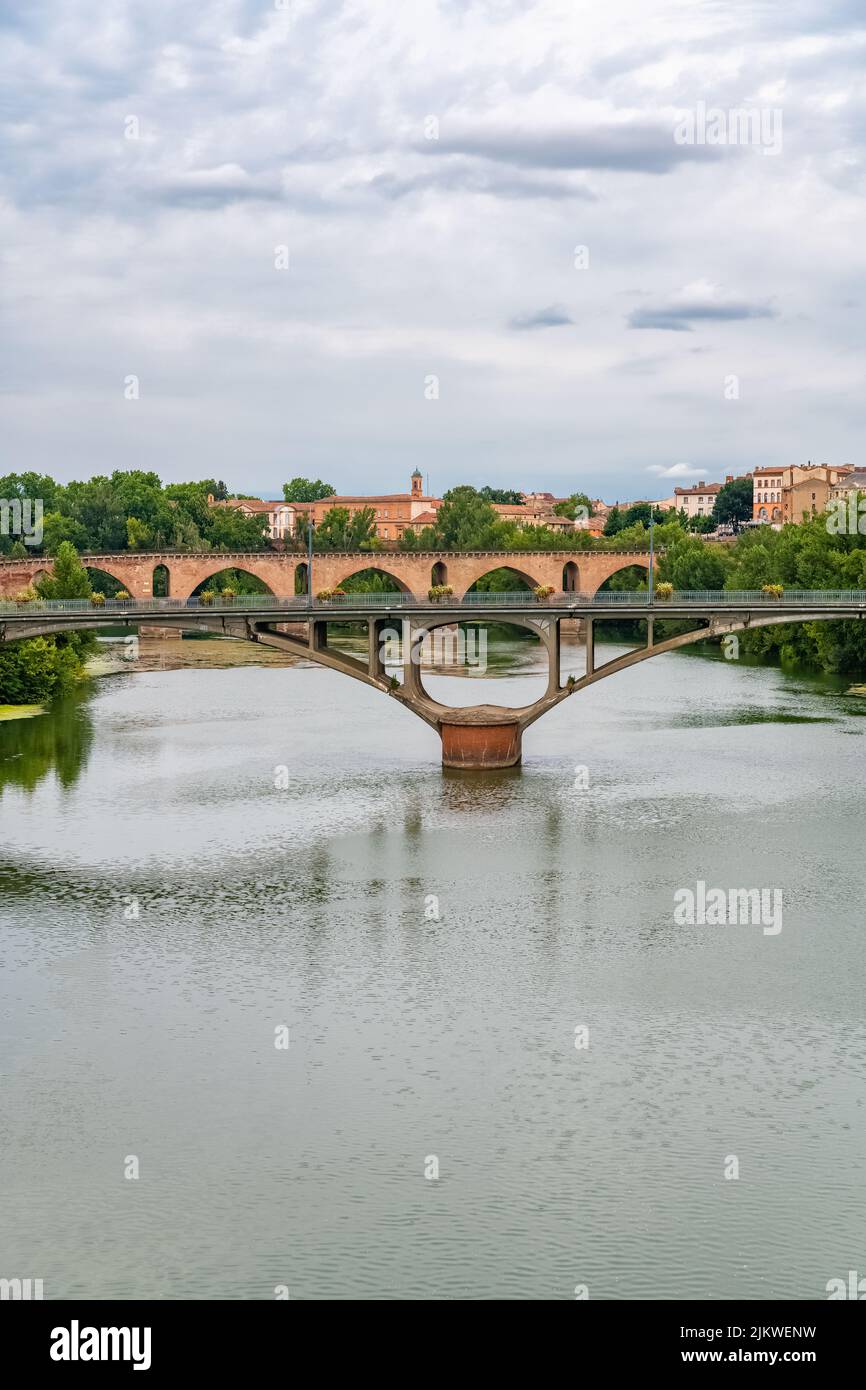 Montauban, bella città francese nel sud, vecchi ponti sul fiume Tarn Foto Stock