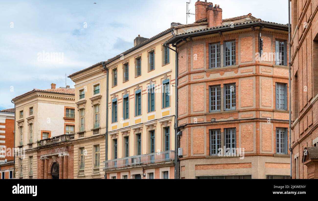 Montauban, bella città francese nel sud, vecchie case colorate Foto Stock