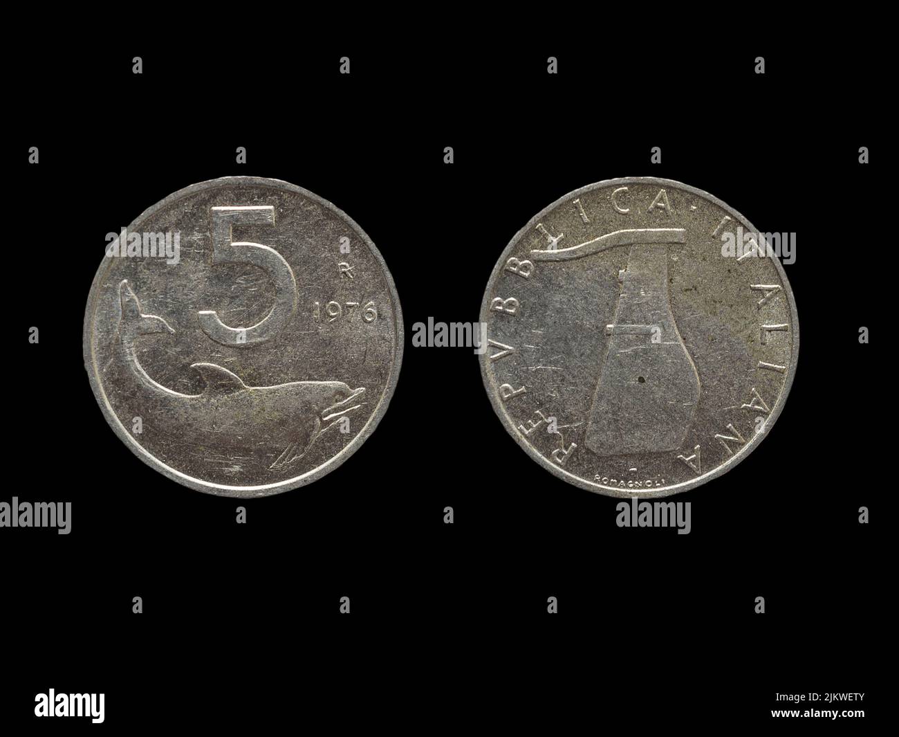 Una lira italiana d'epoca del 1976 isolata su fondo nero Foto Stock