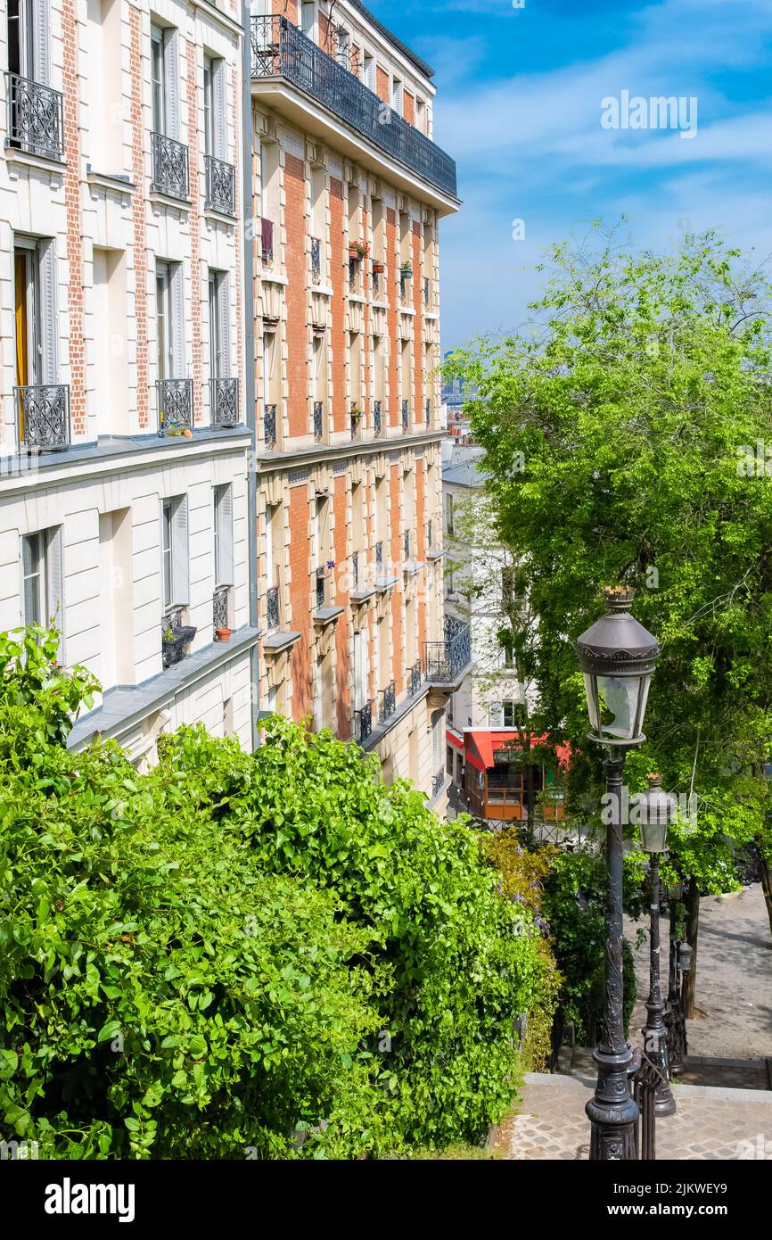 Parigi, romantica scalinata a Montmartre, edifici tipici e pavimento luminoso Foto Stock