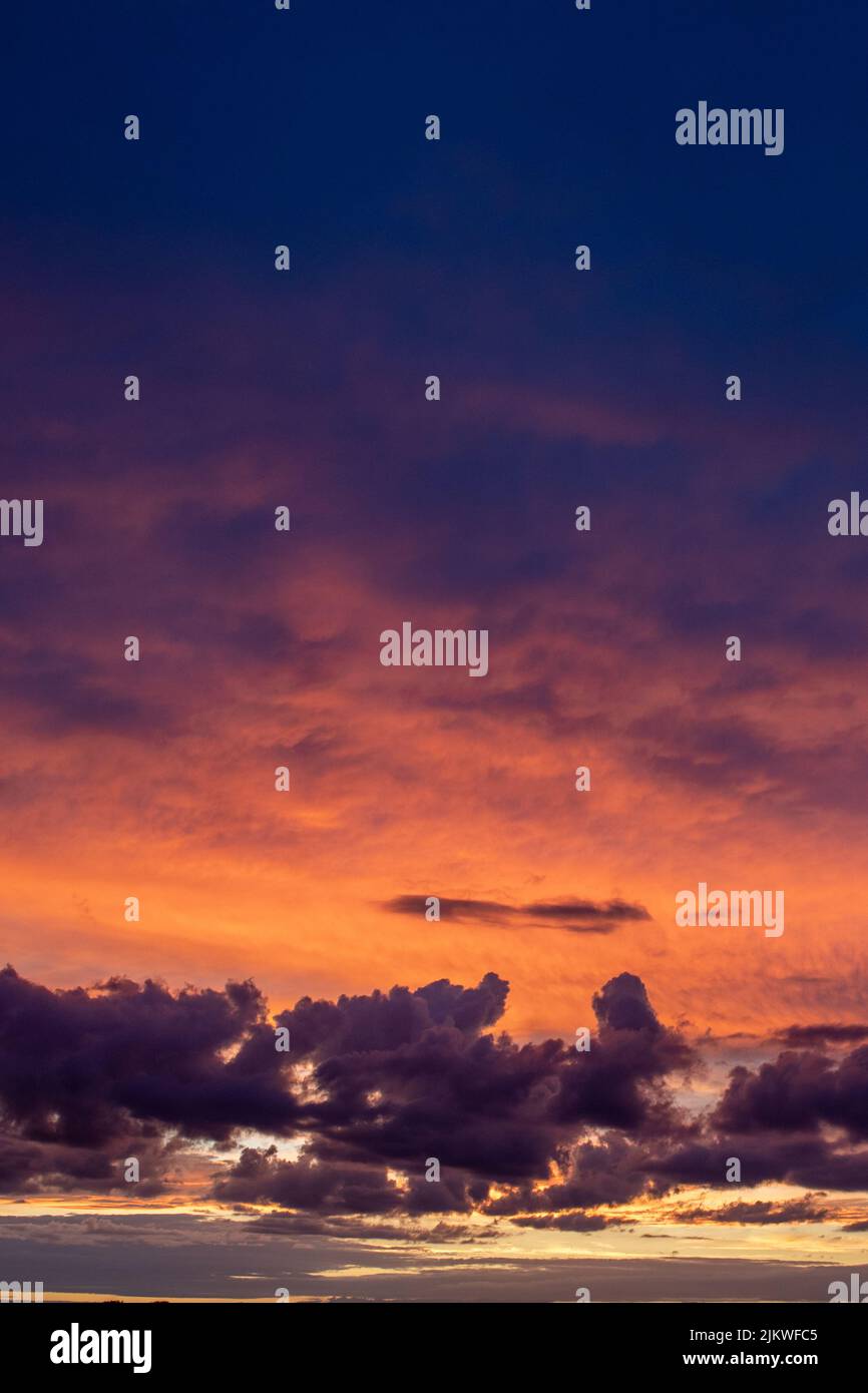 una perfetta foto di sfondo di un cielo colorato Foto Stock