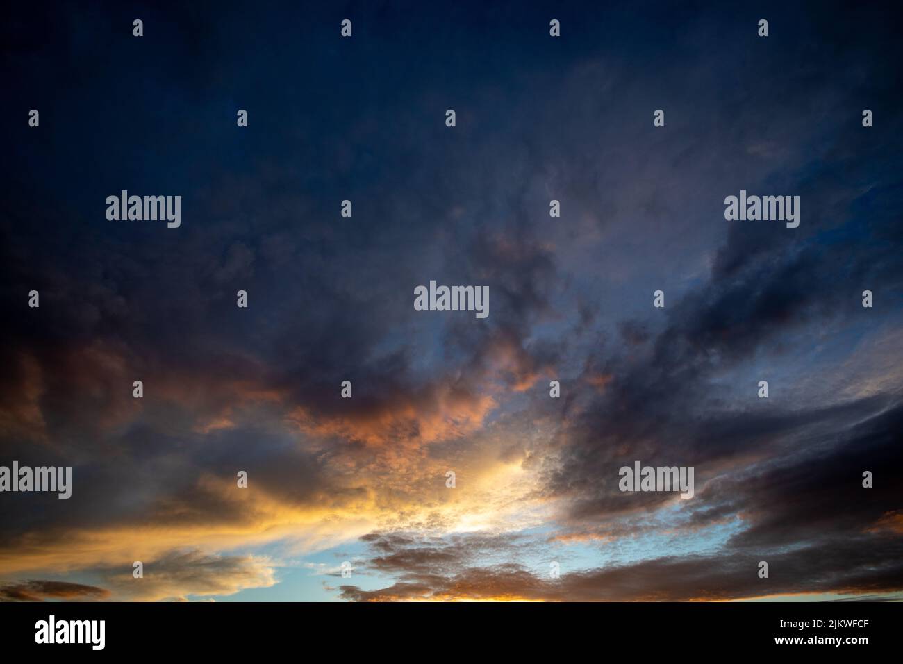 una perfetta foto di sfondo di un cielo colorato Foto Stock