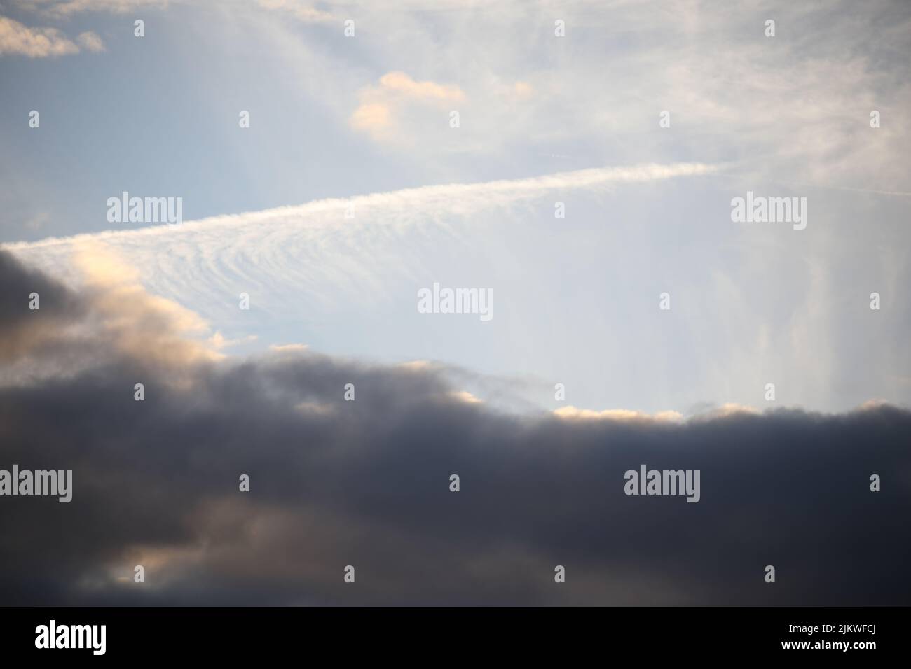 una perfetta foto di sfondo di un cielo colorato Foto Stock