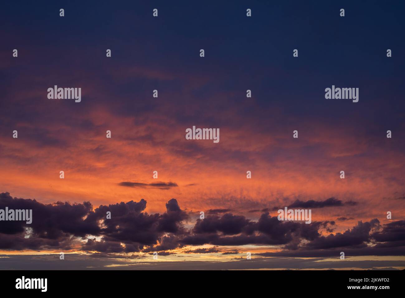 una perfetta foto di sfondo di un cielo colorato Foto Stock