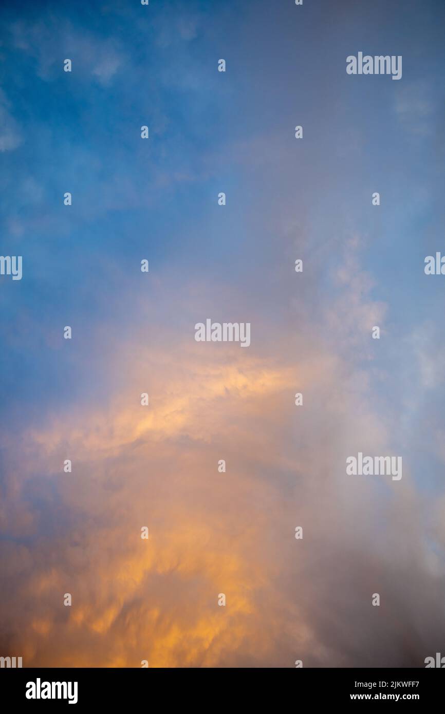 una perfetta foto di sfondo di un cielo colorato Foto Stock