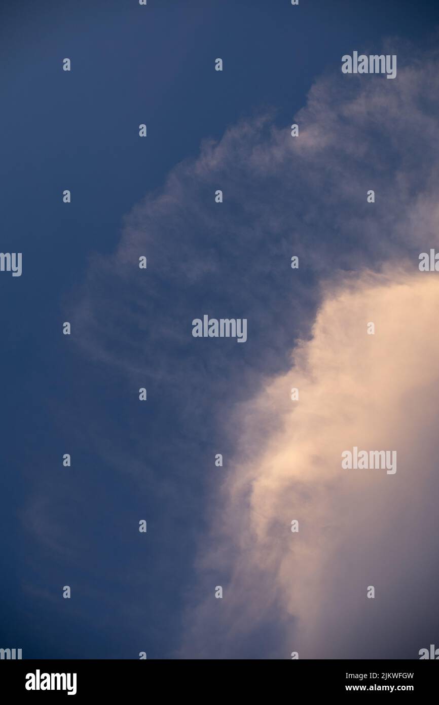 una perfetta foto di sfondo di un cielo colorato Foto Stock