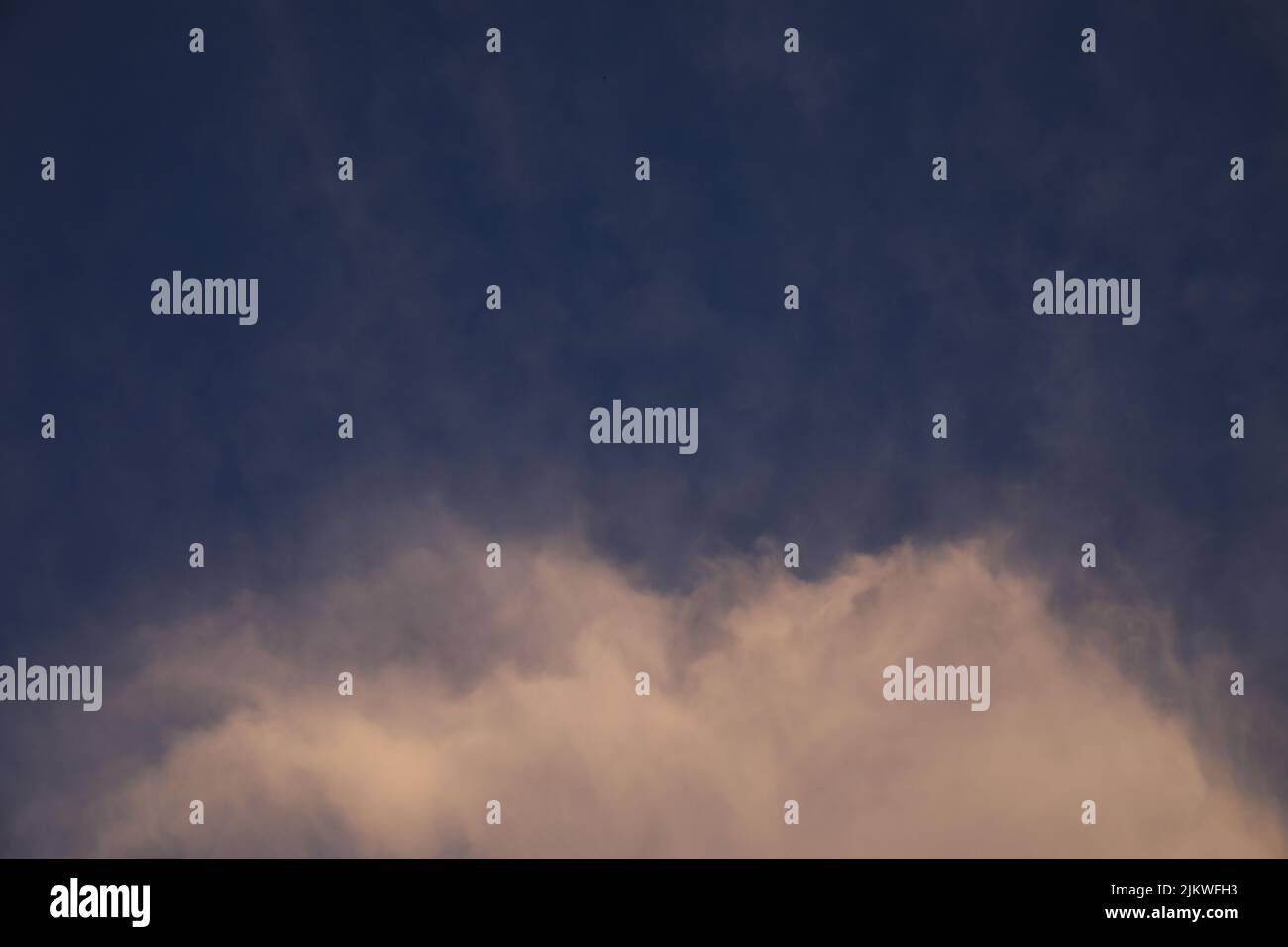 una perfetta foto di sfondo di un cielo colorato Foto Stock