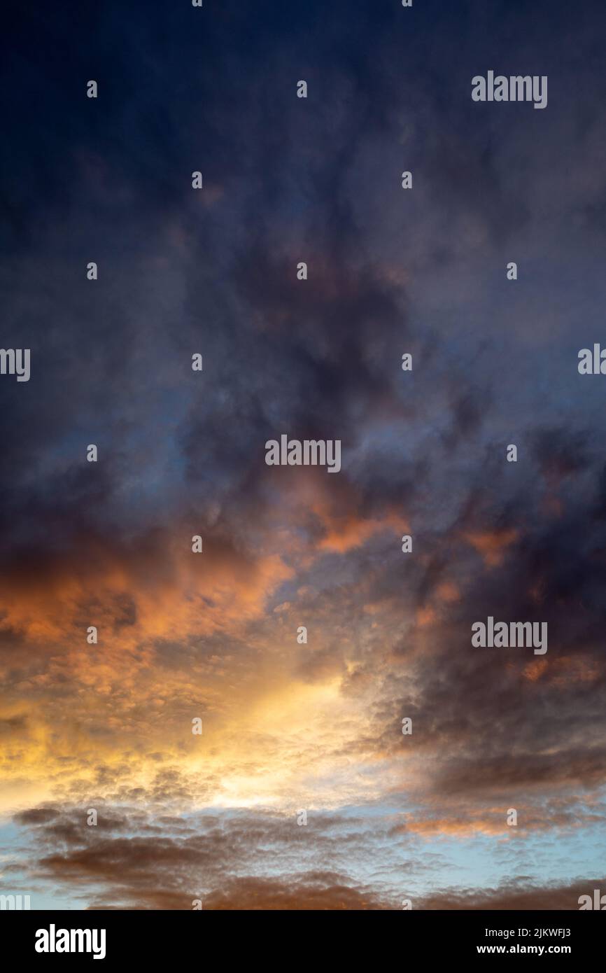 una perfetta foto di sfondo di un cielo colorato Foto Stock