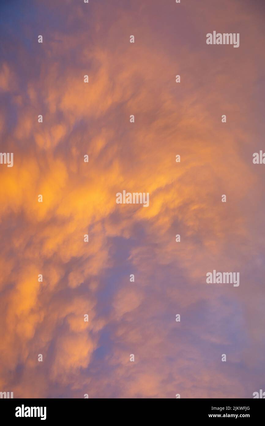 una perfetta foto di sfondo di un cielo colorato Foto Stock