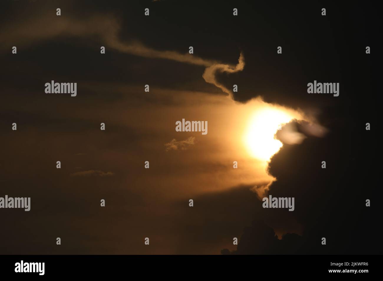 una perfetta foto di sfondo di un cielo colorato Foto Stock