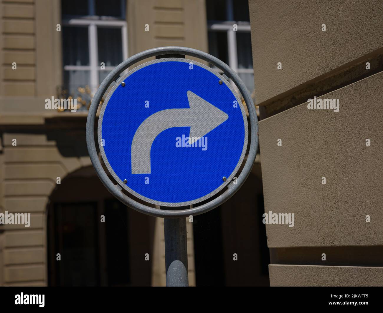 Svolta a destra davanti al cartello stradale in Sitzerland City Foto Stock