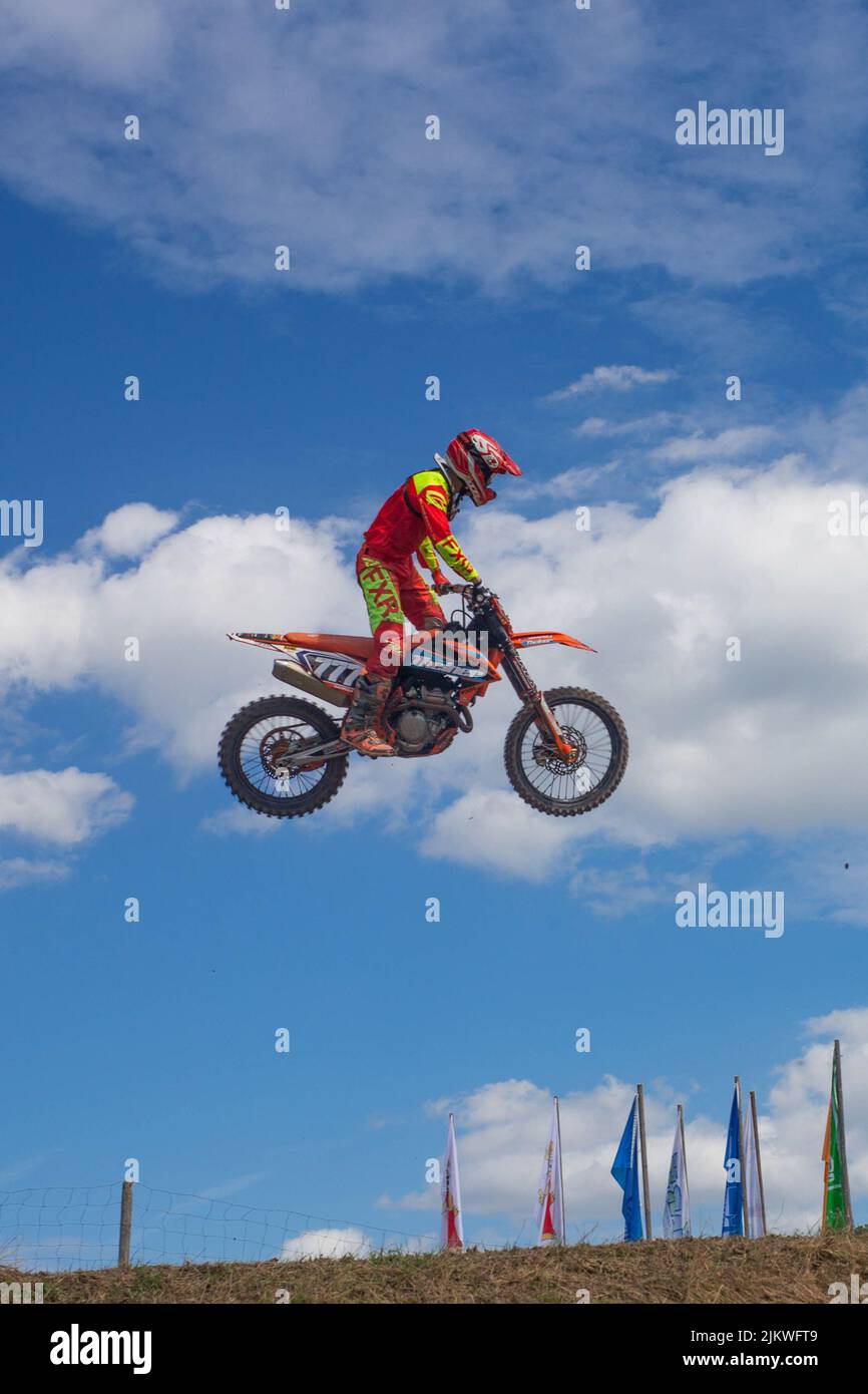 Uno scatto verticale di un motociclista sulla pista di motocross a Gaildorf, Germania Foto Stock
