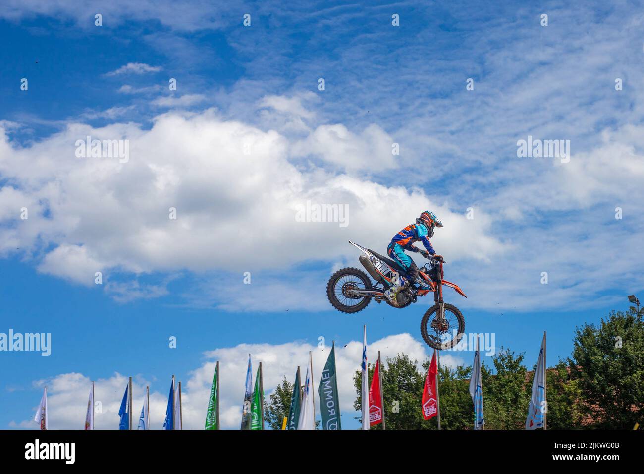 Un motociclista sulla pista di motocross a Gaildorf, Germania Foto Stock