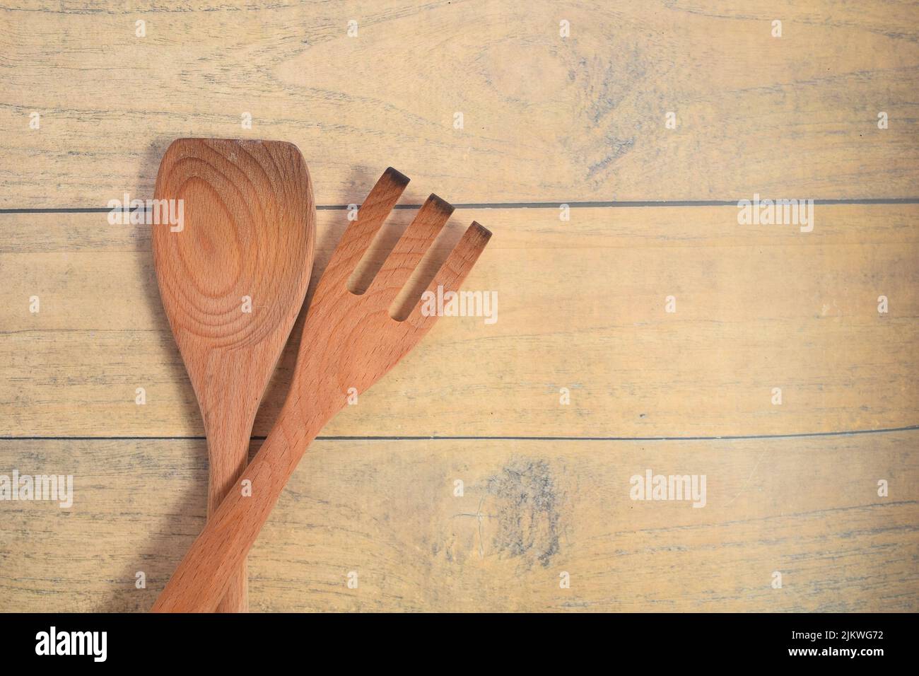 Alcuni utensili da cucina sono su una superficie di un tavolo in legno. Foto Stock
