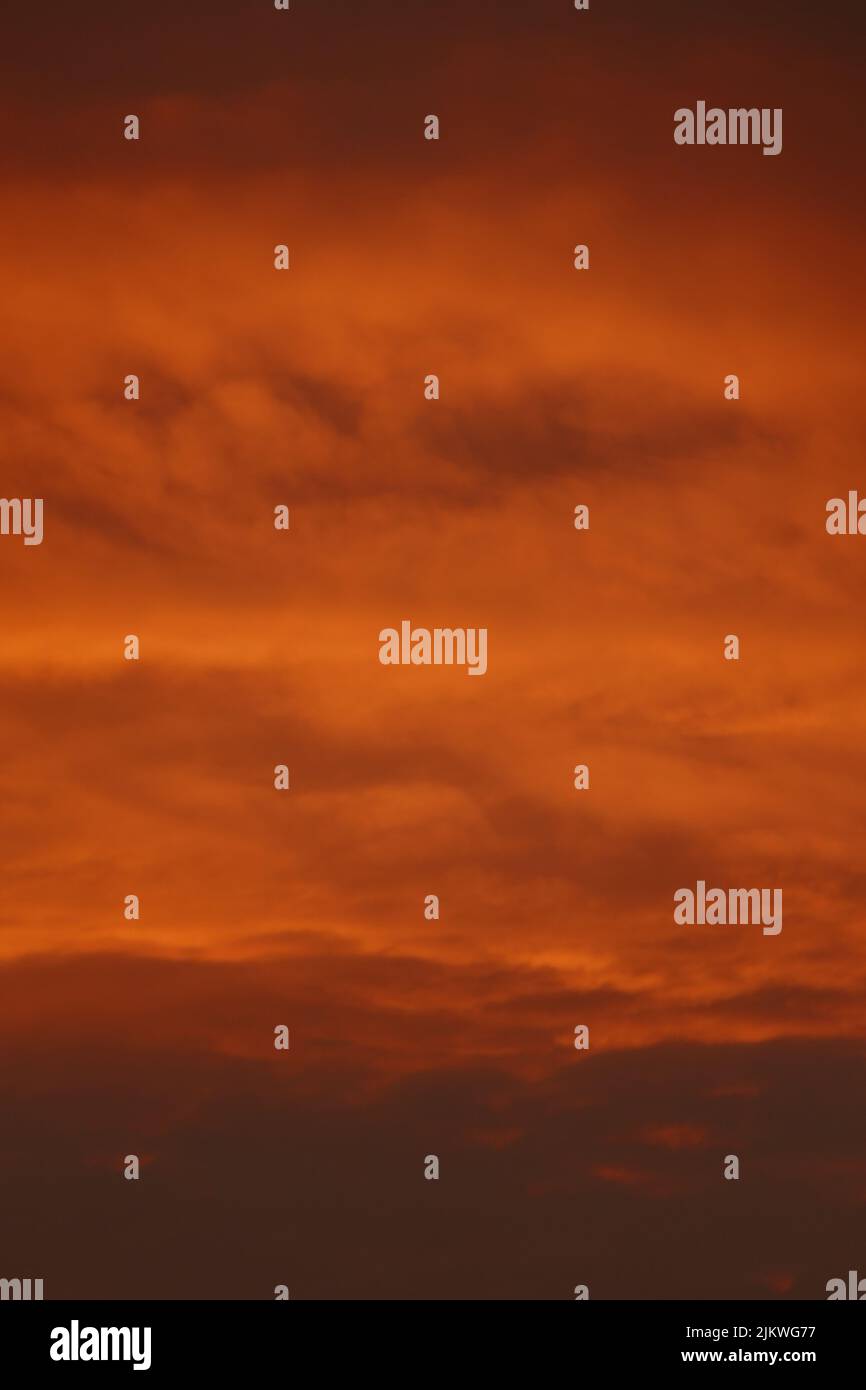 Uno sfondo perfetto del cielo nuvoloso al tramonto Foto Stock