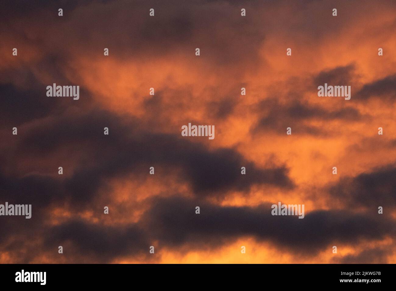 Uno sfondo perfetto del cielo nuvoloso al tramonto Foto Stock