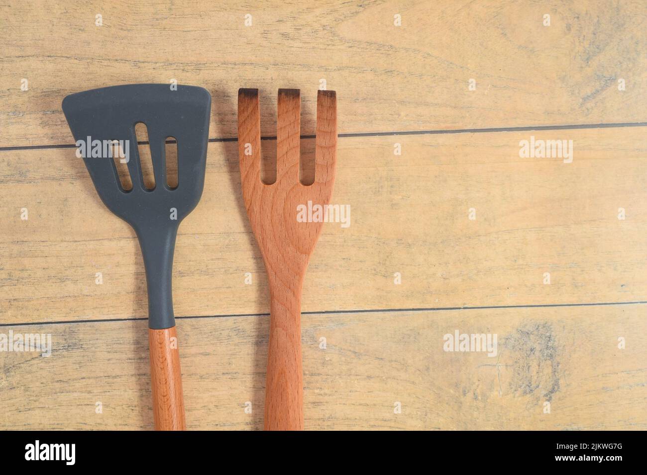 Alcuni utensili da cucina sono su una superficie di un tavolo in legno. Foto Stock