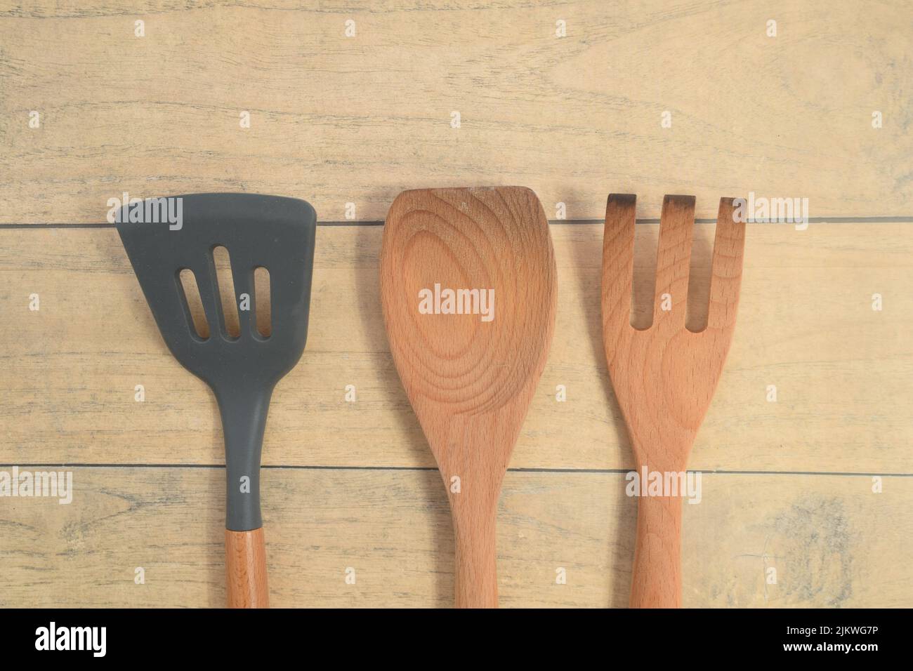 Alcuni utensili da cucina sono su una superficie di un tavolo in legno. Foto Stock