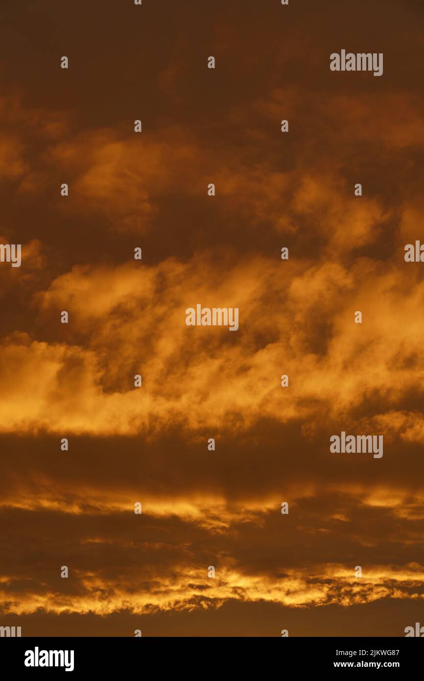 Uno sfondo perfetto del cielo nuvoloso al tramonto Foto Stock