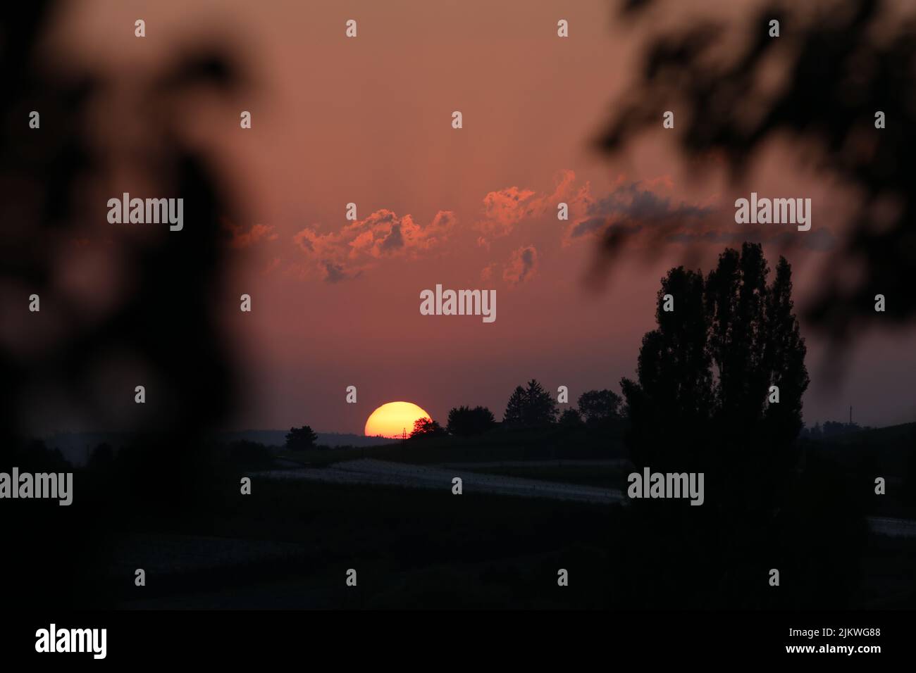 Un bellissimo scatto di un tramonto tardivo in serata. Foto Stock