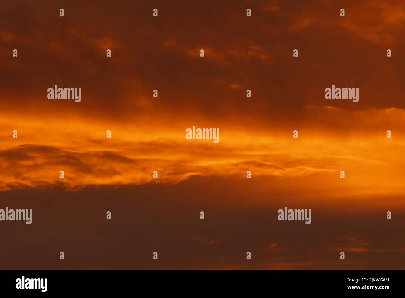 Uno sfondo perfetto del cielo nuvoloso al tramonto Foto Stock