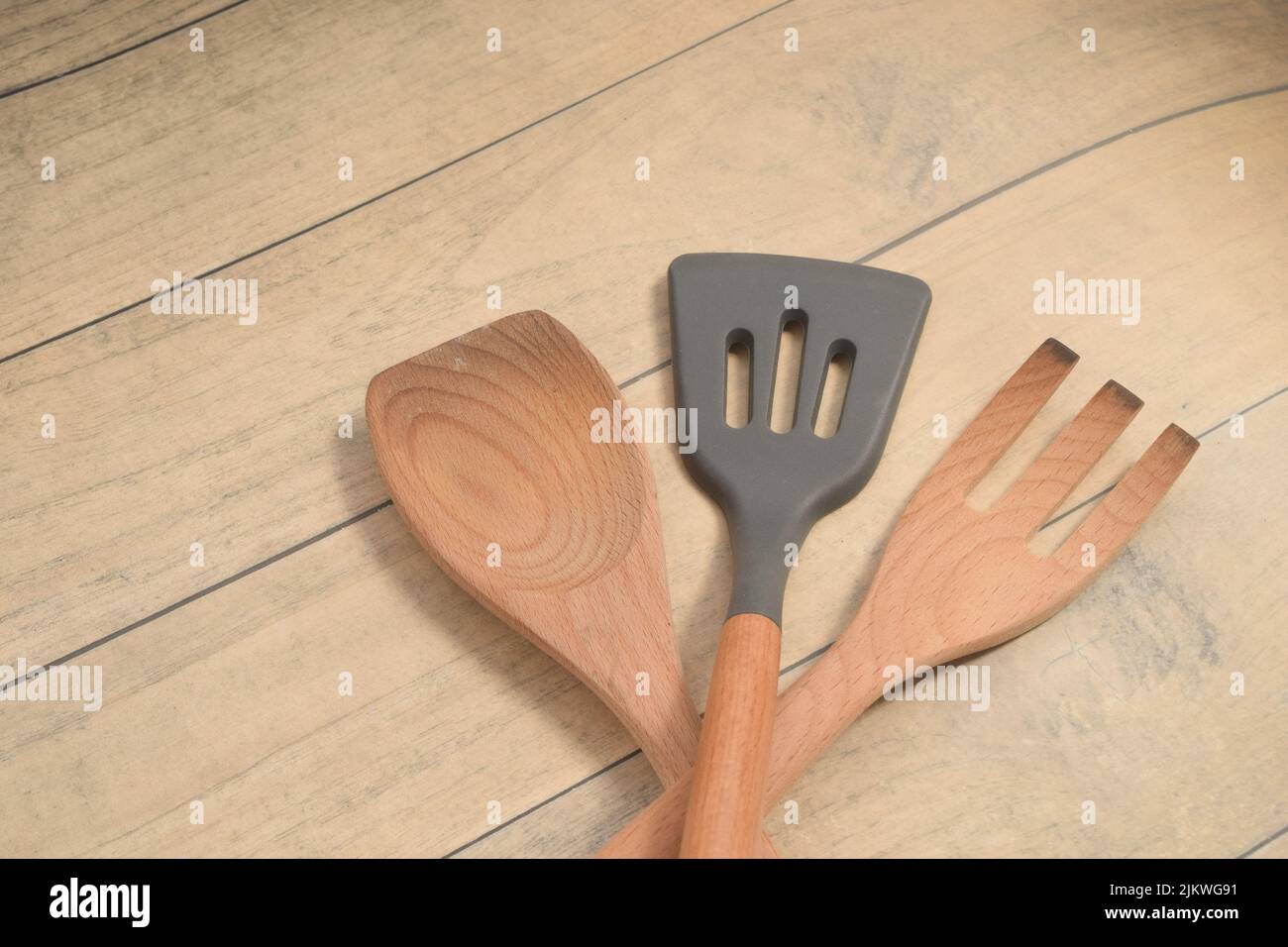 Alcuni utensili da cucina sono su una superficie di un tavolo in legno. Foto Stock