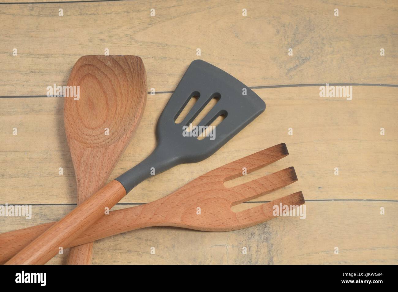 Alcuni utensili da cucina sono su una superficie di un tavolo in legno. Foto Stock