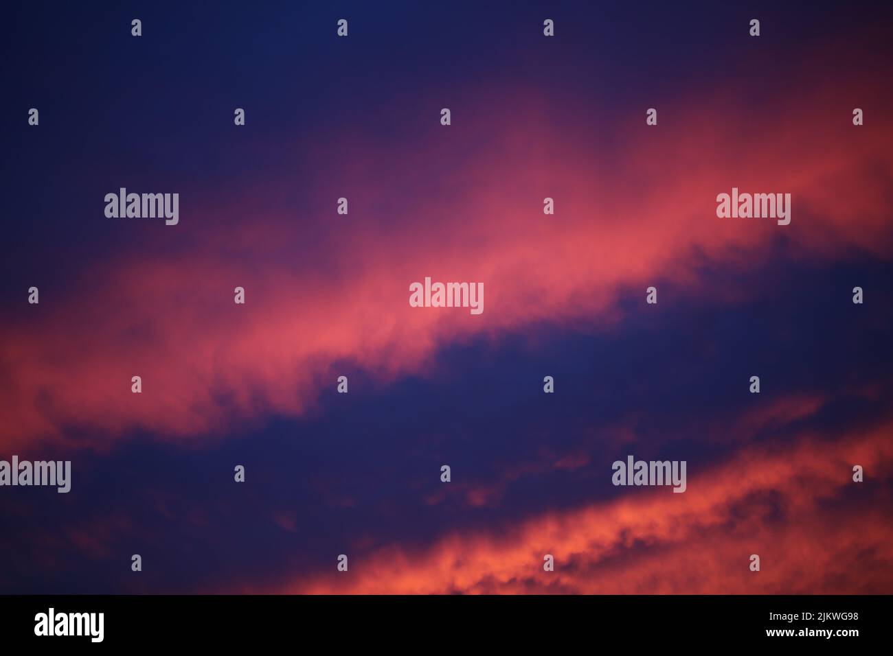 Uno sfondo perfetto del cielo nuvoloso al tramonto Foto Stock