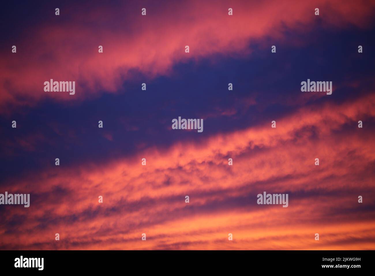 Uno sfondo perfetto del cielo nuvoloso al tramonto Foto Stock