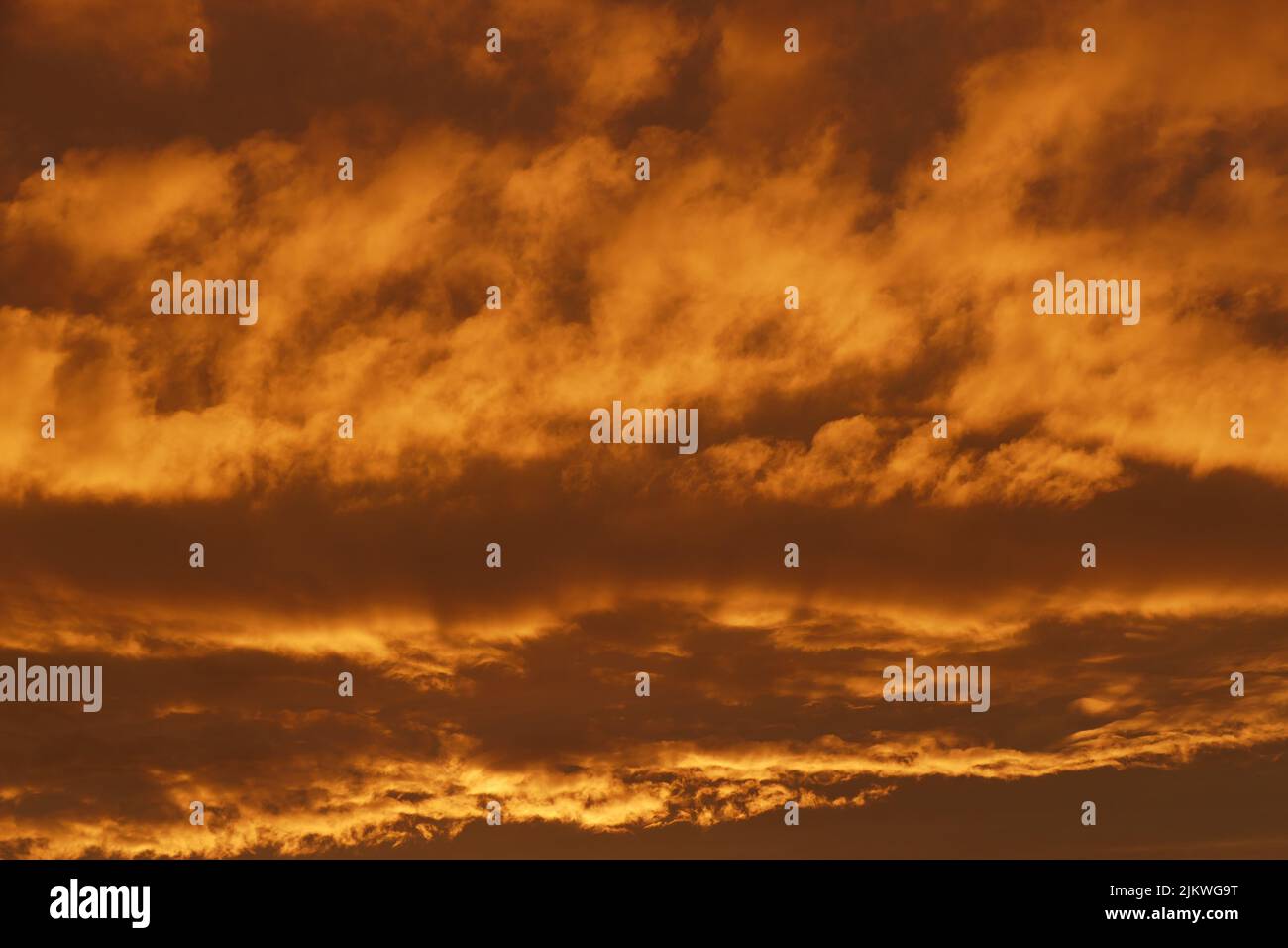 Uno sfondo perfetto del cielo nuvoloso al tramonto Foto Stock