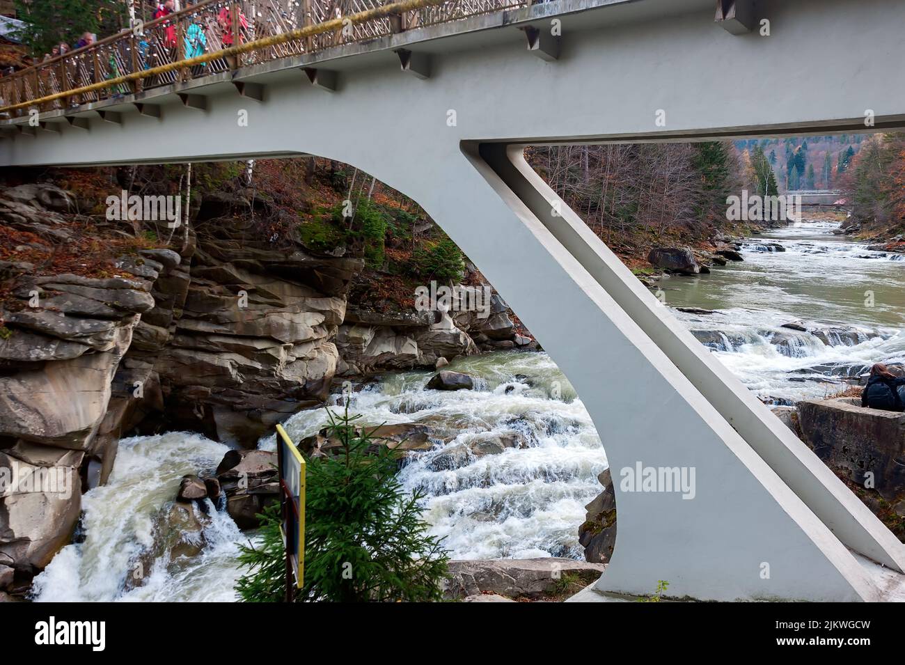 Ponte bianco attraverso il fiume Prut poco profondo in Yaremche Zakarpattia Ucraina Foto Stock