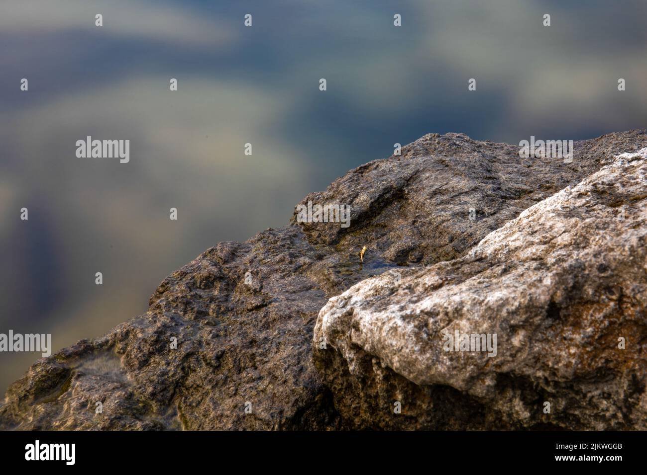 Un primo piano di alcune rocce brune vicino al lago di Costanza durante il giorno Foto Stock