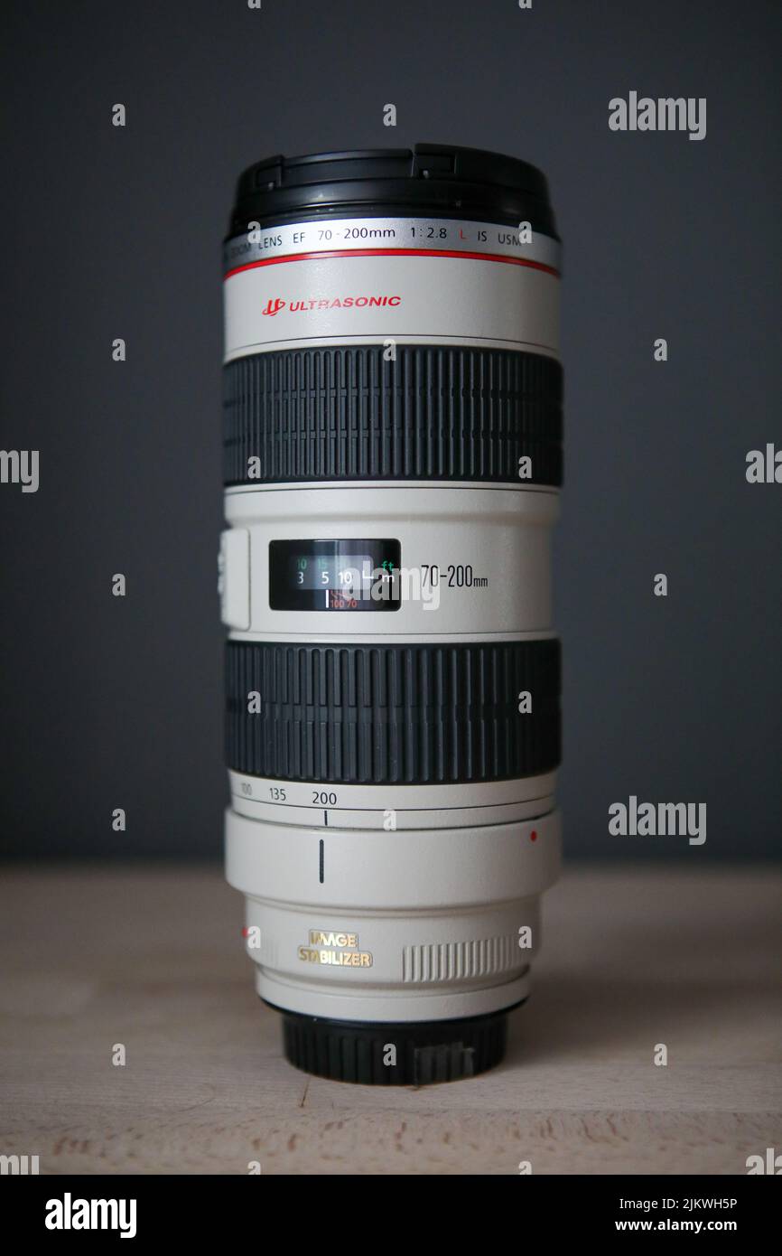 Immagine verticale dell'obiettivo di una fotocamera e dell'attrezzatura per la creazione di contenuti Foto Stock