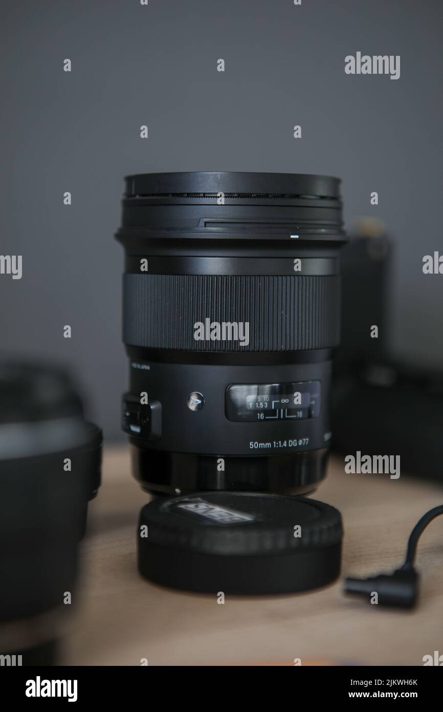 Immagine verticale dell'obiettivo di una fotocamera e dell'attrezzatura per la creazione di contenuti Foto Stock
