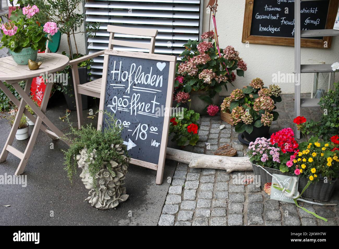 Un negozio con segnaletica per lavagna a Friedrichshafen, Germania Foto Stock