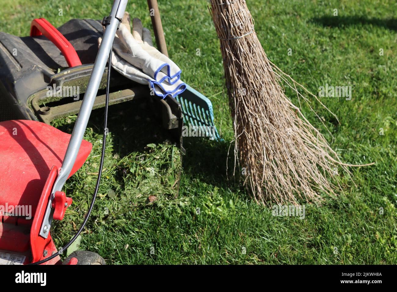 falciatura del prato da giardinaggio con attrezzatura per tosaerba Foto Stock