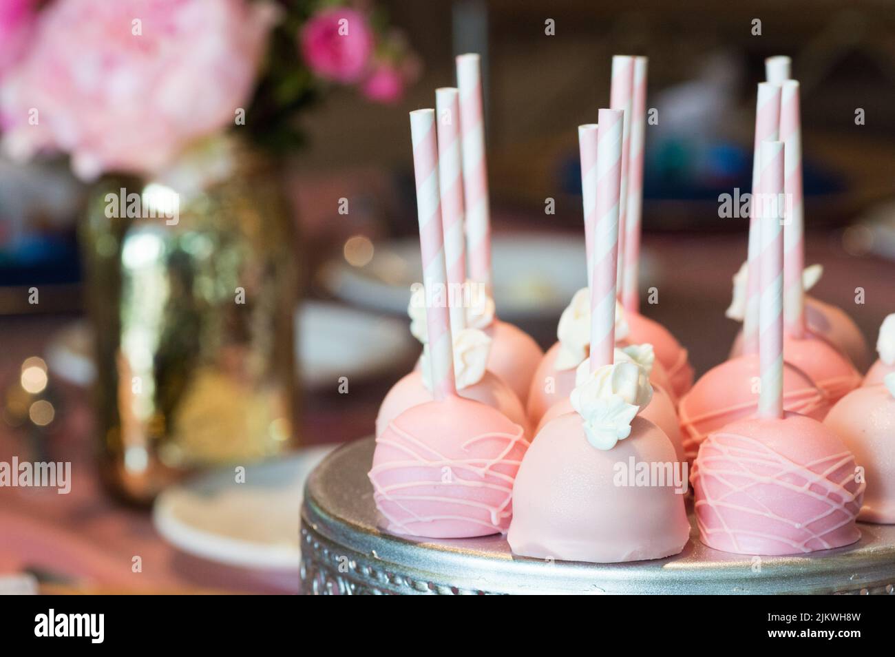 Torta rosa schiocchi per un tavolo da dessert di nozze Foto Stock