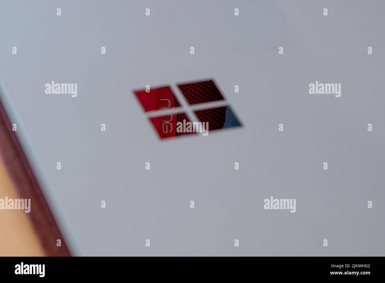 Primo piano di un Logitech Ultimate Ears Boom 3 che si riflette sul logo Microsoft Surface Foto Stock