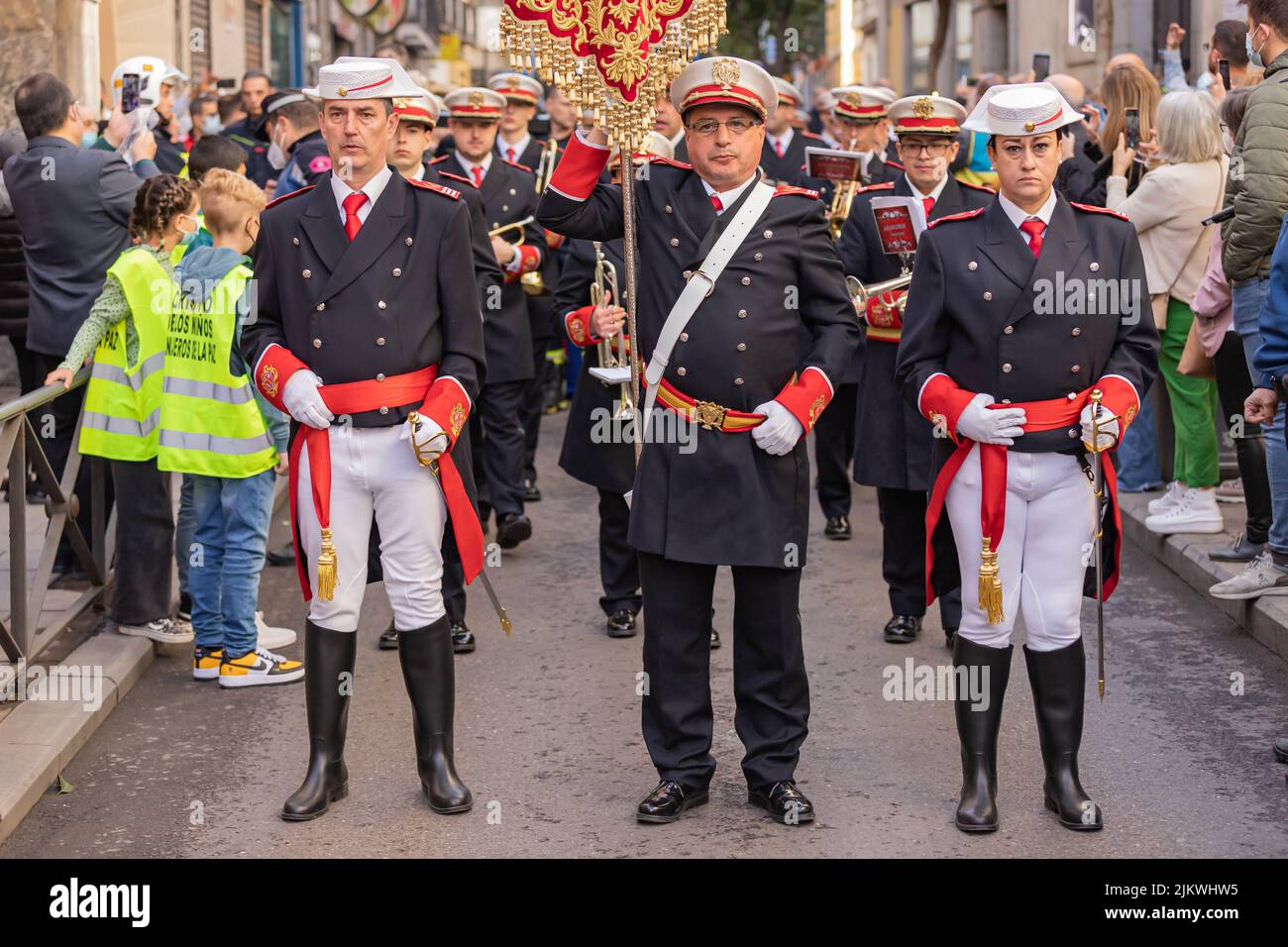 PROCESSIONE DEL CRISTO DEI BAMBINI PER LA PRIMA VOLTA A MADRID GRAZIE AL SACERDOTE PADRE ANGELO DEI MESSAGGERI DI PACE CON Foto Stock