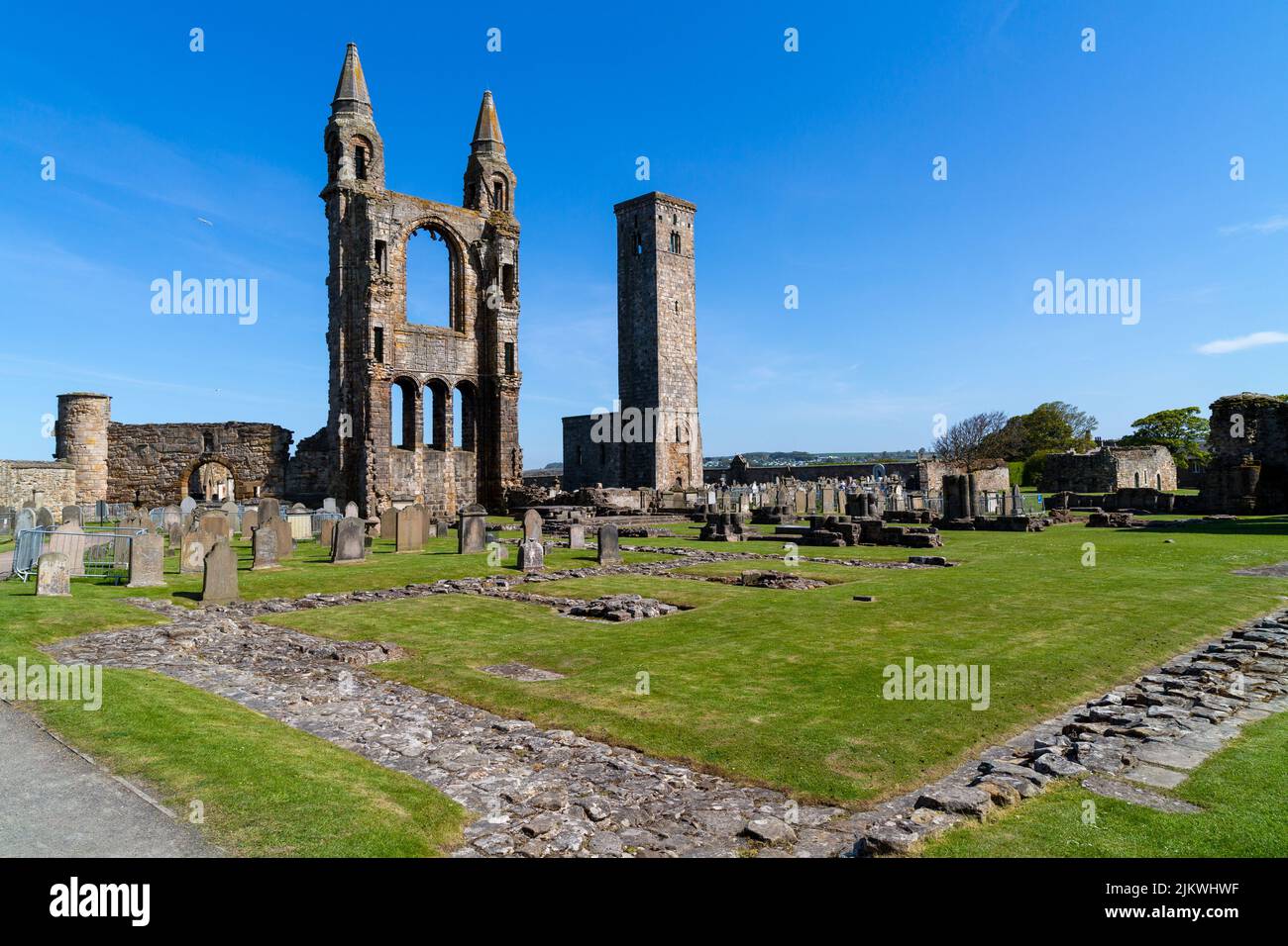 La torre est della Cattedrale di Sant'Andrews e la Torre di Santa regola. St Andrews, Fife, Scozia, Regno Unito. Foto Stock