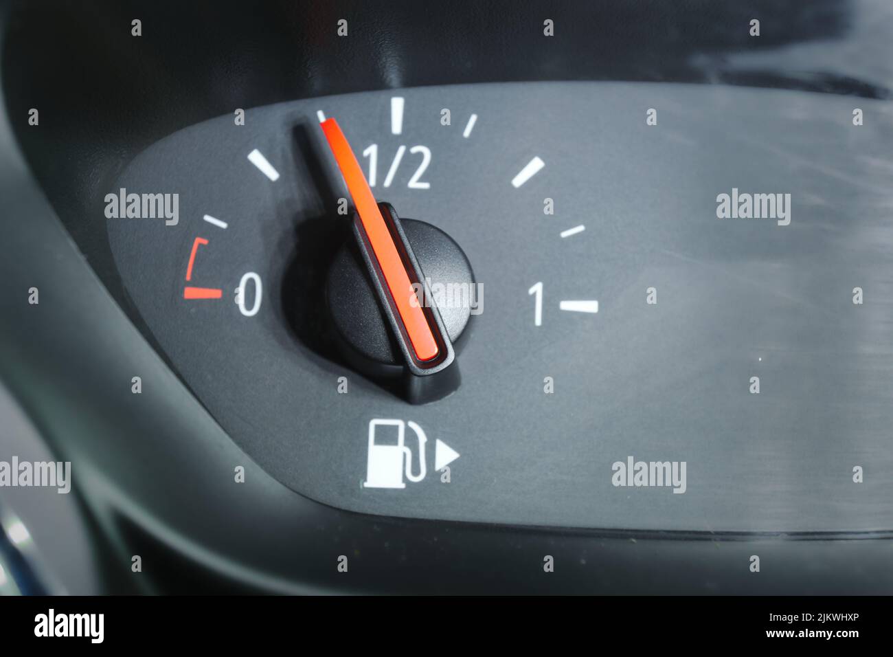 Primo piano di un indicatore di livello carburante in un'auto, consumo di benzina fossile. Foto Stock