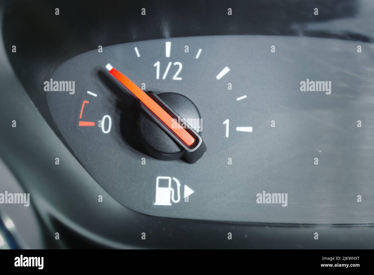Primo piano di un indicatore di livello carburante che mostra un quarto di serbatoio pieno in un'auto, consumo di benzina. Foto Stock