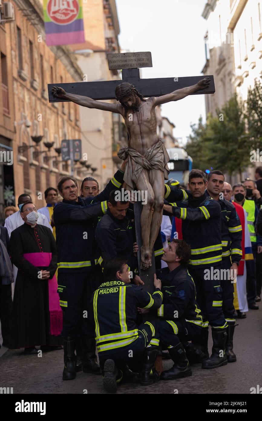 PROCESSIONE DEL CRISTO DEI BAMBINI PER LA PRIMA VOLTA A MADRID GRAZIE AL SACERDOTE PADRE ANGELO DEI MESSAGGERI DI PACE CON Foto Stock