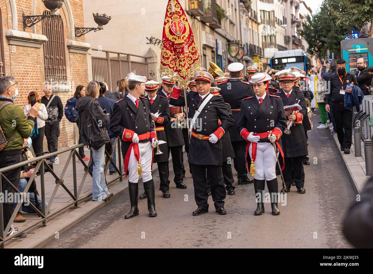 PROCESSIONE DEL CRISTO DEI BAMBINI PER LA PRIMA VOLTA A MADRID GRAZIE AL SACERDOTE PADRE ANGELO DEI MESSAGGERI DI PACE CON Foto Stock