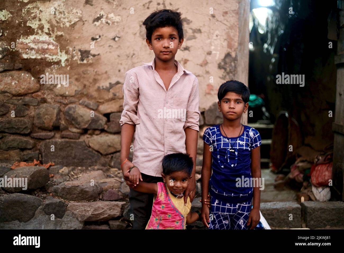 Il fuoco selettivo di alcuni capretti giovani della scuola del villaggio dell'India del sud. Foto Stock