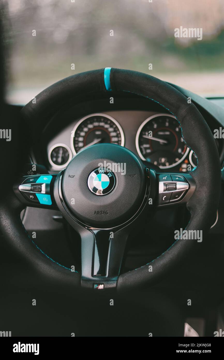 Immagine verticale di un volante con l'icona BMW Foto Stock