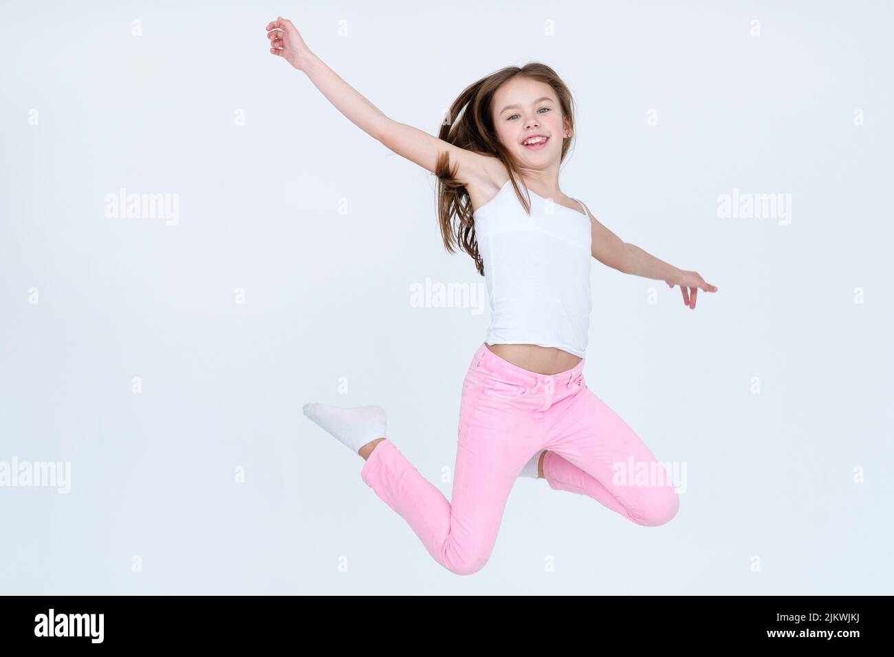 bambino salto alta libertà d'aria felicità spensierata Foto Stock