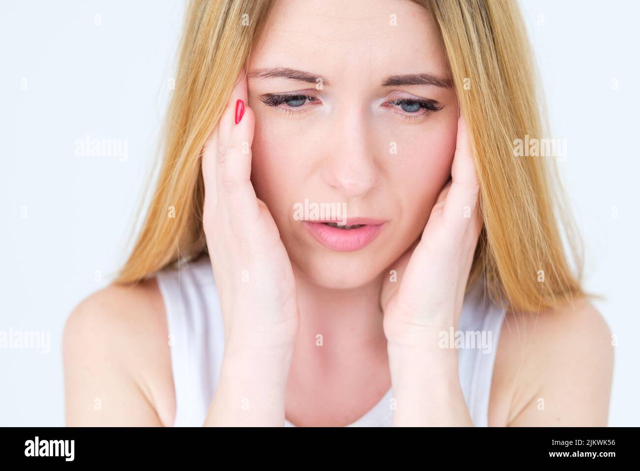 emotion faccia preoccupata sconvolto irrisolta donna infelice Foto Stock