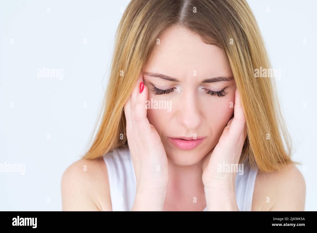 emotion faccia mal di testa stanchezza donna templi Foto Stock
